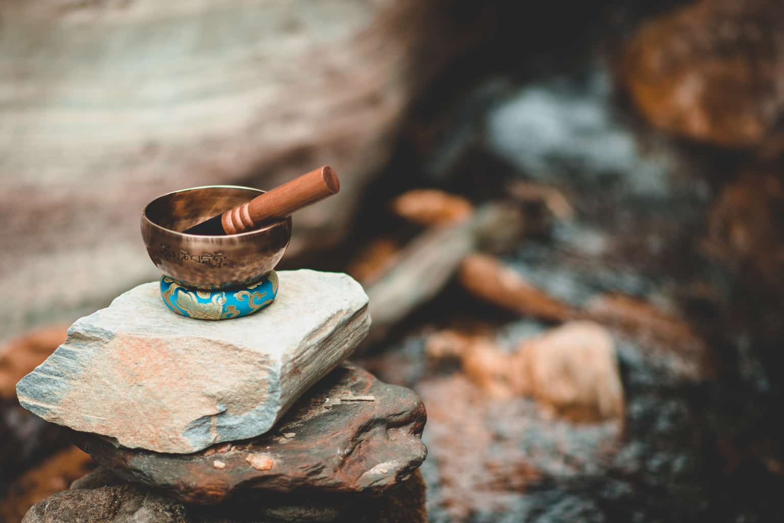 Klangschale, entspannende Atmosphäre, Klangschalentherapie, Klangmassage, Energiebahnen, Meridiane, Schwingung, Lebensraum, Metalle, Gold, Silber, Kupfer, ankommen, entspannen, loslassen